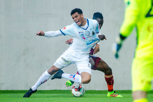 Gefles Joshua Nadeau faller i en situation med Djurgårdens