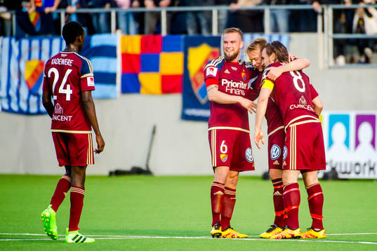 Djurgårdens spelare jublar med Kevin Walker