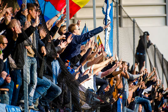 Djurgårdens supportrar jublar genom trasigt skyddsnät