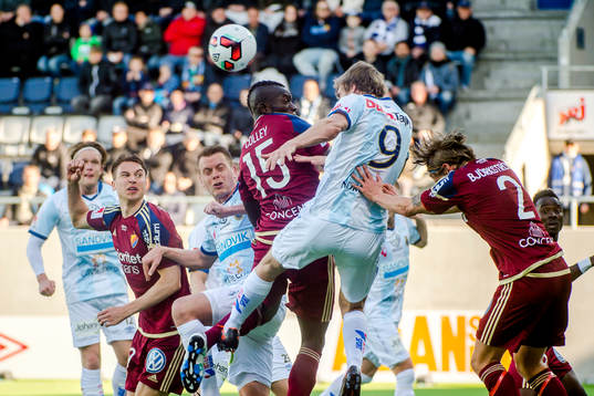 Djurgårdens Omar Colley och Gefles Johan Oremo i en