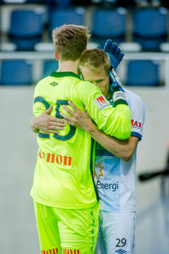 Gefles målvakt Andreas Andersson kramar om Martin