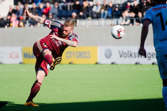 Djurgårdens Alexander Faltsetas provar skott