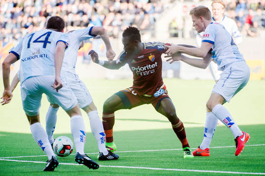 Djurgårdens Sam Johnson i en kamp mot Gefles försvar