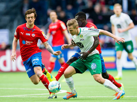 Hammarbys Erik Israelsson i en duell med Helsingborgs