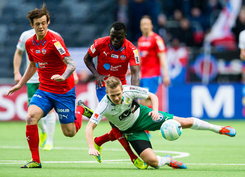 Hammarbys Erik Israelsson faller i en duell med