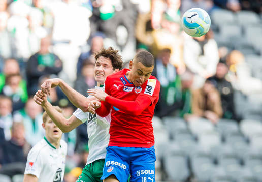 Helsingborgs Jordan Larsson i kamp om bollen med Hammarbys
