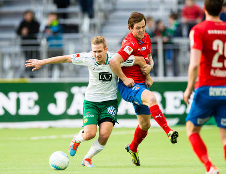 Hammarbys Erik Israelsson i kamp om bollen med Helsingborgs