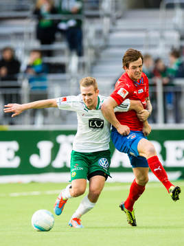 Hammarbys Erik Israelsson i kamp om bollen med Helsingborgs