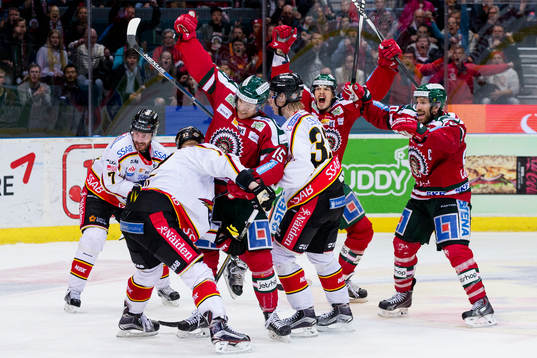 Frölundas Joey Crabb jublar ihop med Joel Lundqvist och