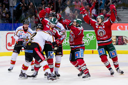 Frölundas Joey Crabb jublar ihop med Joel Lundqvist och