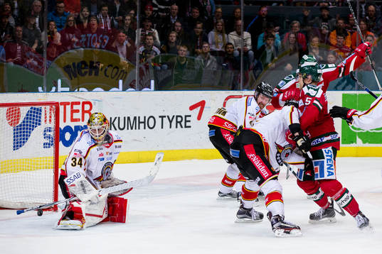Frölundas Joey Crabb skjuter avgörande 3-2 målet bakom