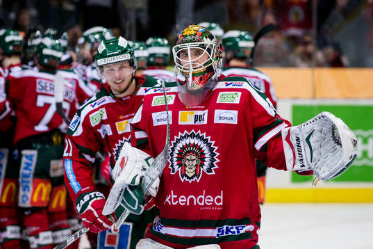 Frölundas målvakt Johan Gustafsson jublar