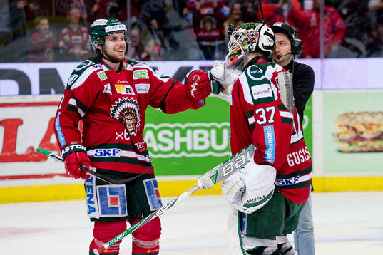 Frölundas Henrik Tömmernes jublar ihop med målvakt Johan