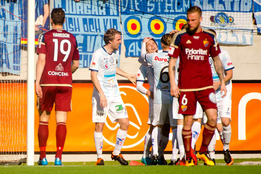 Gefles Johan Oremo och Simon Skrabb  jublar