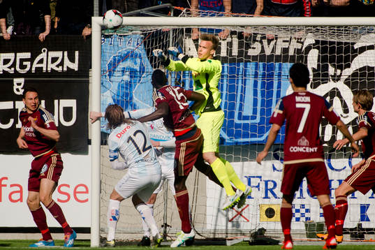 Gefles målvakt Andreas Andersson räddar skott