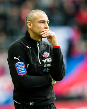 Helsingborgs manager Henrik Larsson ser fundersam ut