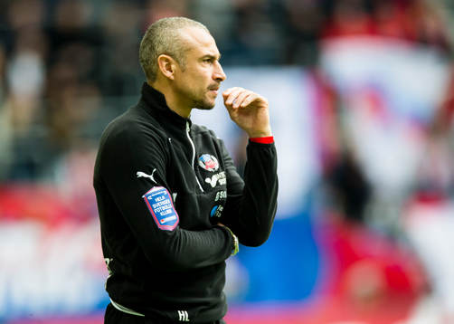 Helsingborgs manager Henrik Larsson ser fundersam ut