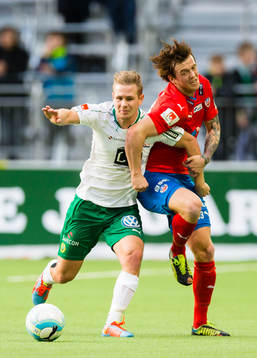 Hammarbys Erik Israelsson i kamp om bollen med Helsingborgs