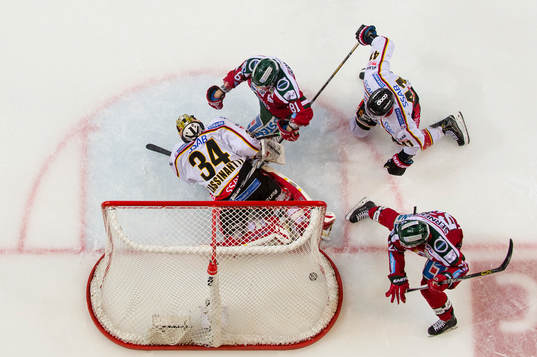 Frölundas Artturi Lehkonen jublar t.h