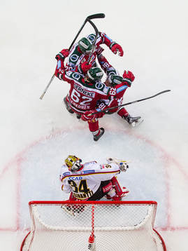 Frölundas Artturi Lehkonen jublar och omfamnas av Joel
