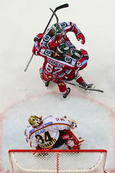 Frölundas Artturi Lehkonen jublar och omfamnas av Joel