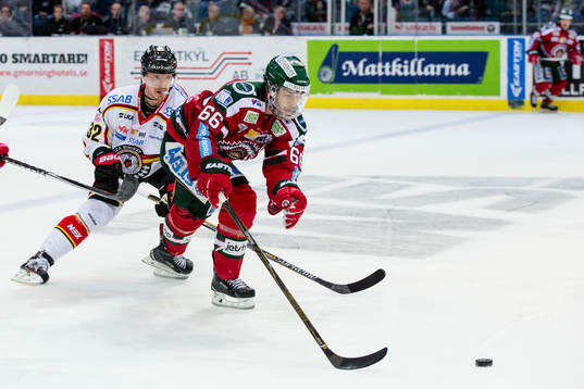 Frölundas Oscar Fantenberg före Luleås Lennart Petrell