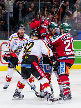 Frölundas Joey Crabb jublar ihop med Joel Lundqvist