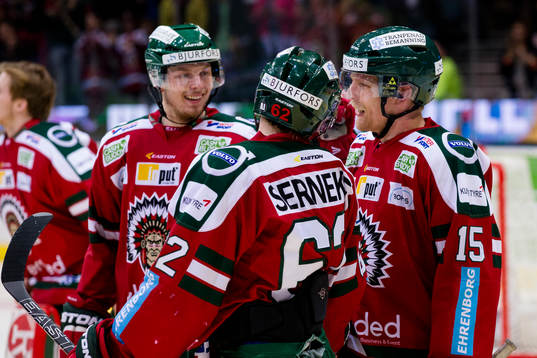 Frölundas Joey Crabb t.h. glad ihop med Artturi Lehkonen