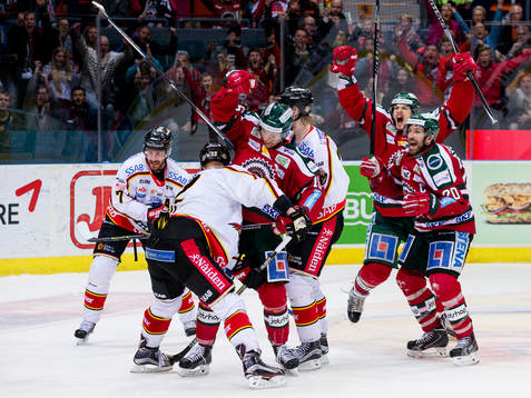 Frölundas Joey Crabb jublar ihop med Joel Lundqvist och