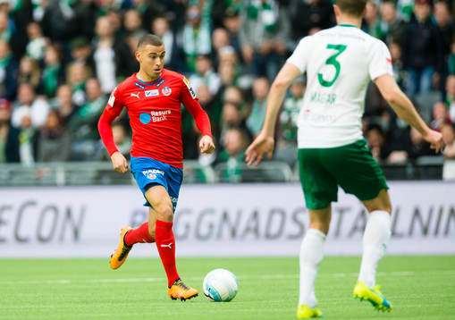 Helsingborgs Jordan Larsson med boll