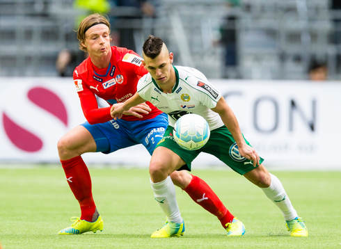 Helsingborgs Carl Johansson i kamp om bollen med Hammarbys
