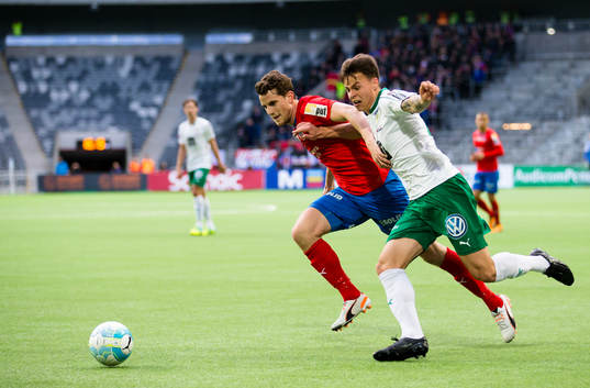 Hammarbys Melker Hallberg i kamp om bollen med Helsingborgs