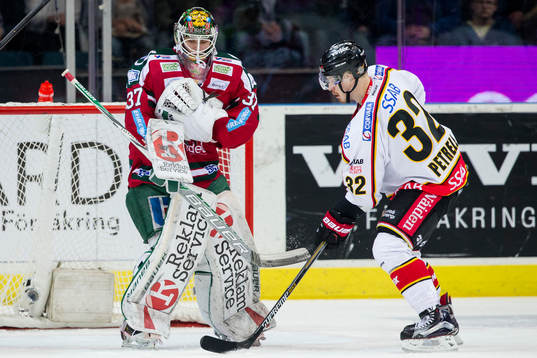 Frölundas målvakt Johan Gustafsson räddar ett skott