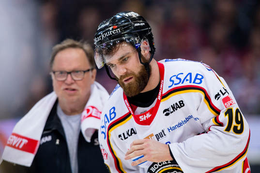 Luleås Jacob Lagace åker och byter