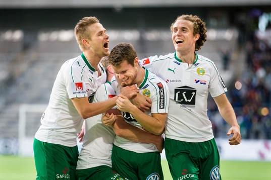 a höger) gör 4-1 och firar med Erik Israelsson (v),