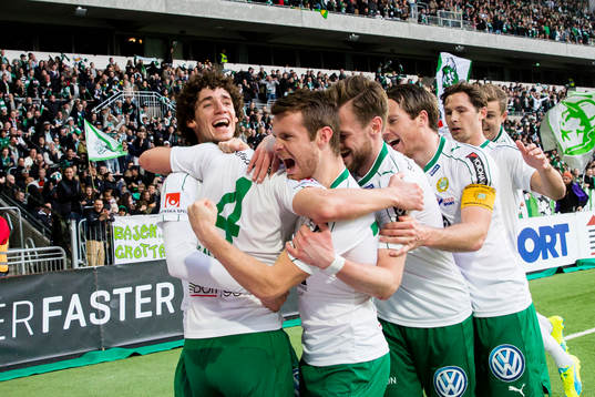 Hammarbys Erik Israelsson gör 5-1 och gratuleras  av