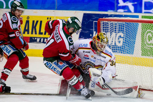 Frölundas Ryan Lasch och Luleås målvakt Joel Lassinantti