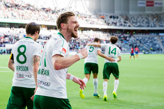 Hammarbys Arnor Smarason firar 5-1 målet av Erik