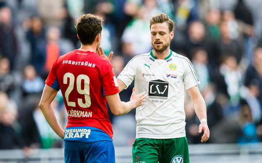 Hammarbys Arnor Smarason tackar Helsingborgs Jesper