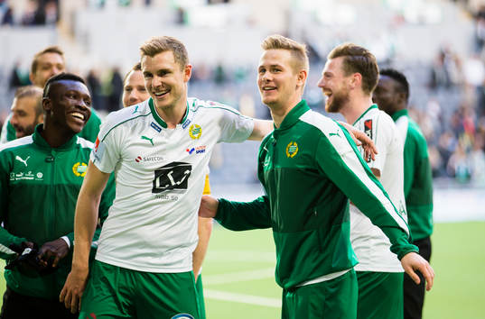 Hammarbys Erik Israelsson (m) ser glad ut och omfamnas av