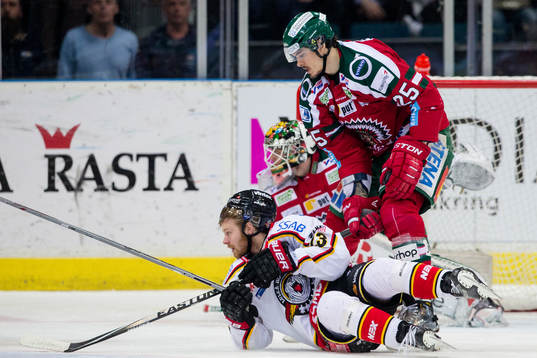 Frölundas Oliver Lauridsen tacklar omkull Luleås Lucas