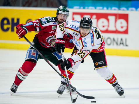 Luleås Lucas Wallmark före Frölundas Patrik Carlsson