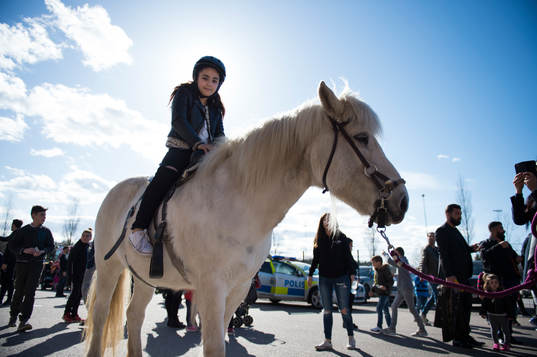 Lea Barjakob testar på ridning utanför Södertälje