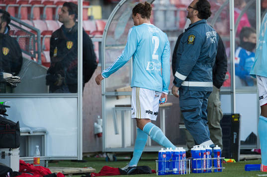 Degerfors Jonathan Azulay lämnar planen