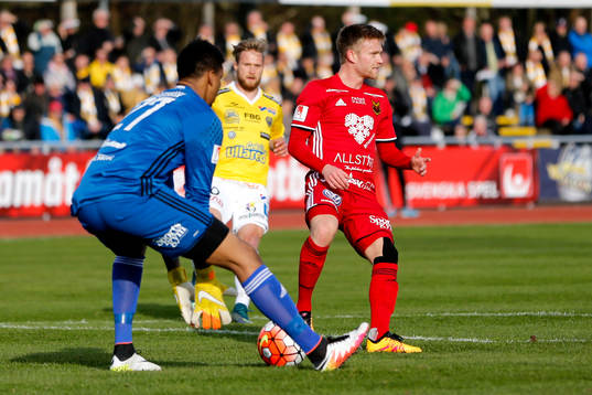 Östersunds Dennis Widgren och målvakt Jamal Blackman och