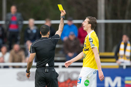 Domare Mohammed Al-Hakim ger Falkenbergs Gustaf Nilsson
