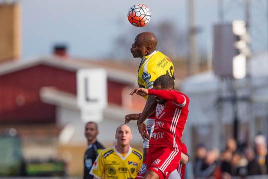 Falkenbergs Hakeem Araba och Östersunds Alex Dyer