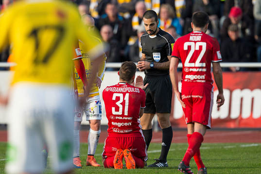 Östersunds Sotirios Papagiannopoulos (med ryggen i bild)