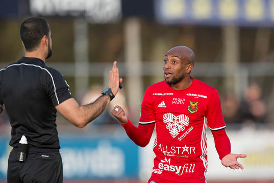 Östersunds Fouad Bachirou och domare Mohammed Al-Hakim