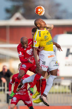 Falkenbergs Hakeem Araba (i gul tröja)